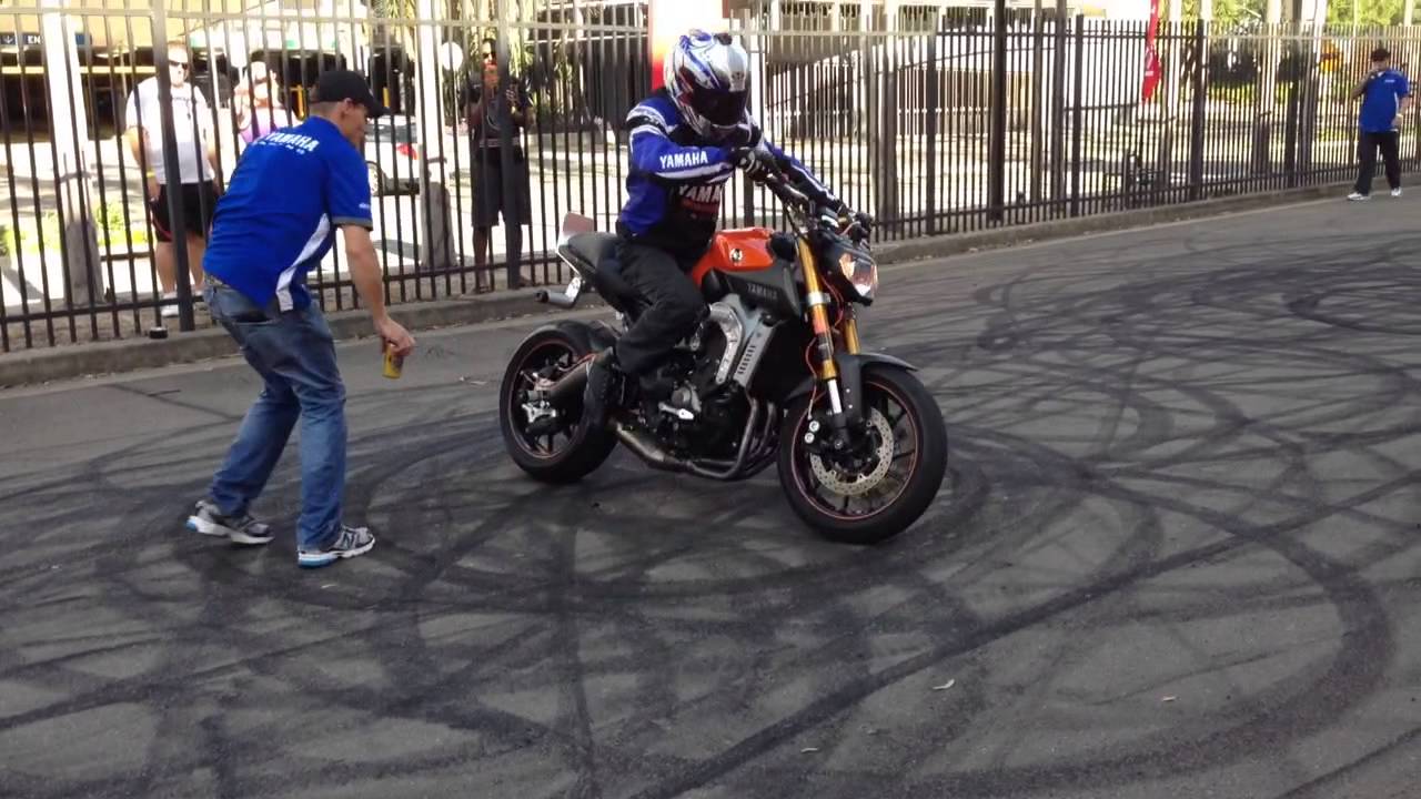 Yamaha mt-09 fz-09 stunt riding
