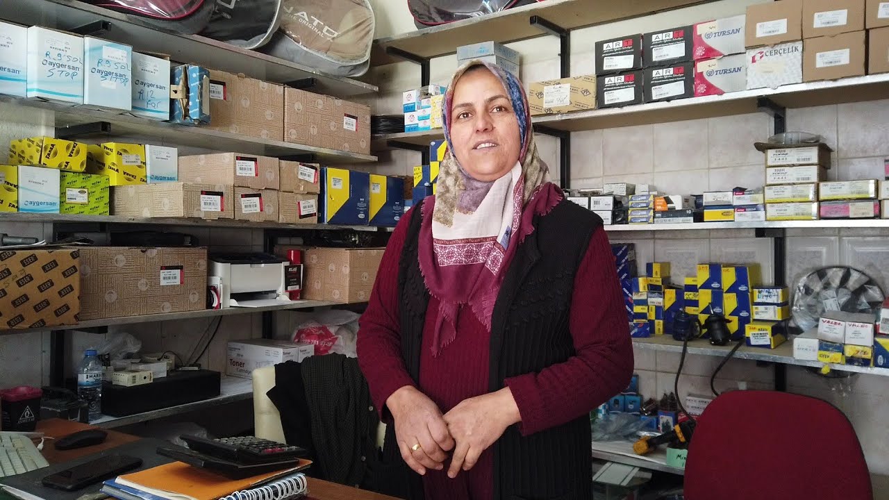 Tufanbeyli&rsquo;nin Bayan Oto Yedek Par&ccedil;acısı Leyla Altınok, 15 yıldır. oto yedek par&ccedil;a işi yapıyor