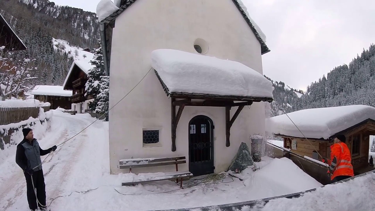 ❄️Winterdienst❄️Schneeräumung🚜eines Kapellendaches⛪️