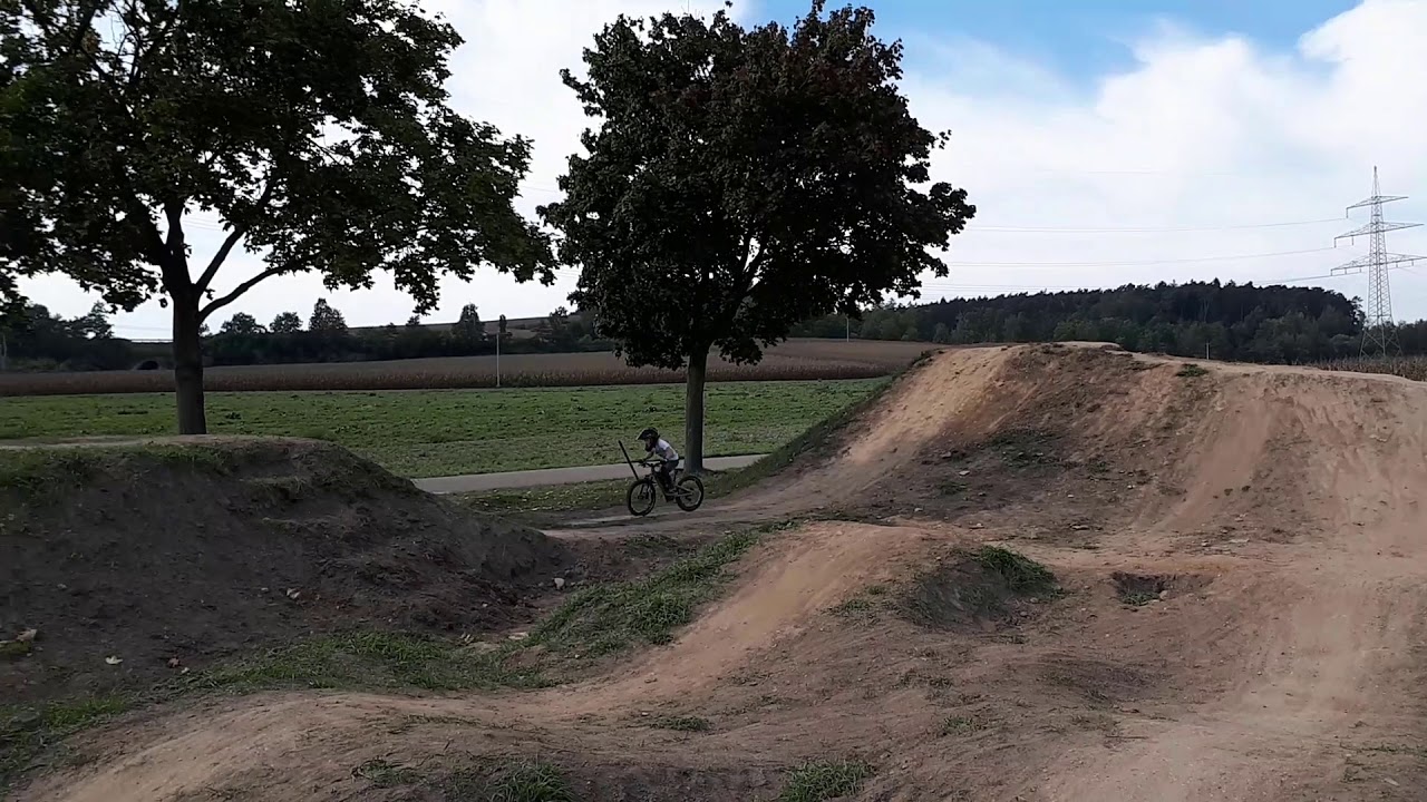 Dirtpark Pumptrack Diesenbach 7 years old boy with music