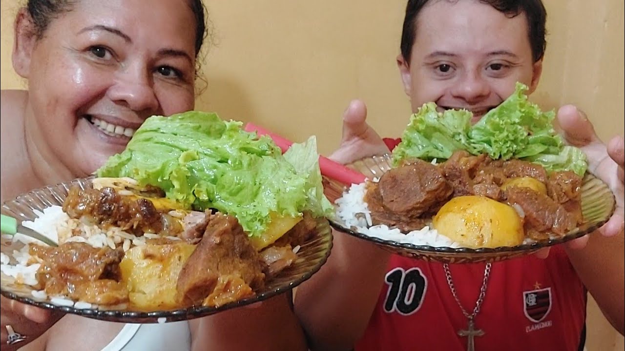 COMENDO DE MÃO PANELADA DE MÚSCULO DE VACA ARROZ FARINHA ALFACE E PIMENTA O DELÍCIA DE ALMOÇO