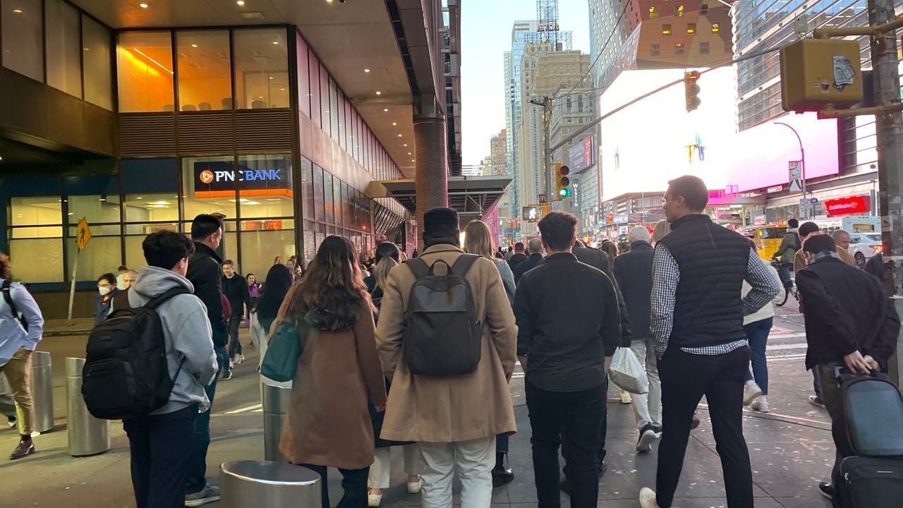 NYC LIVE Exploring Midtown Manhattan on Tuesday Evening (October 18, 2022)