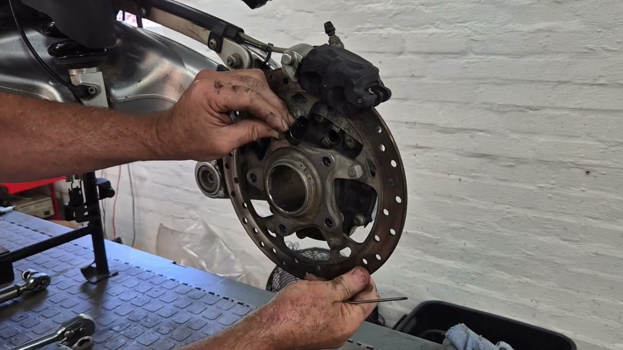 R1200GSA Swingarm Removal