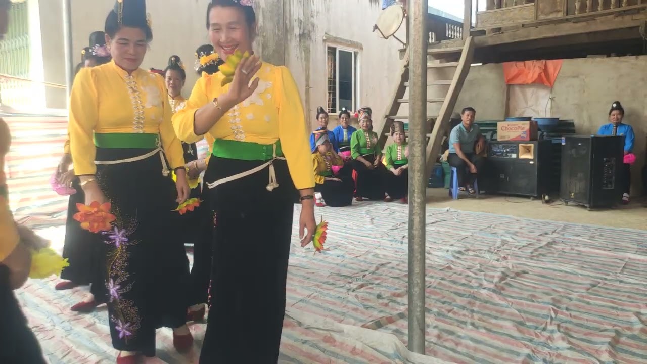 Đôi bạn múa tại ban na tông hai 