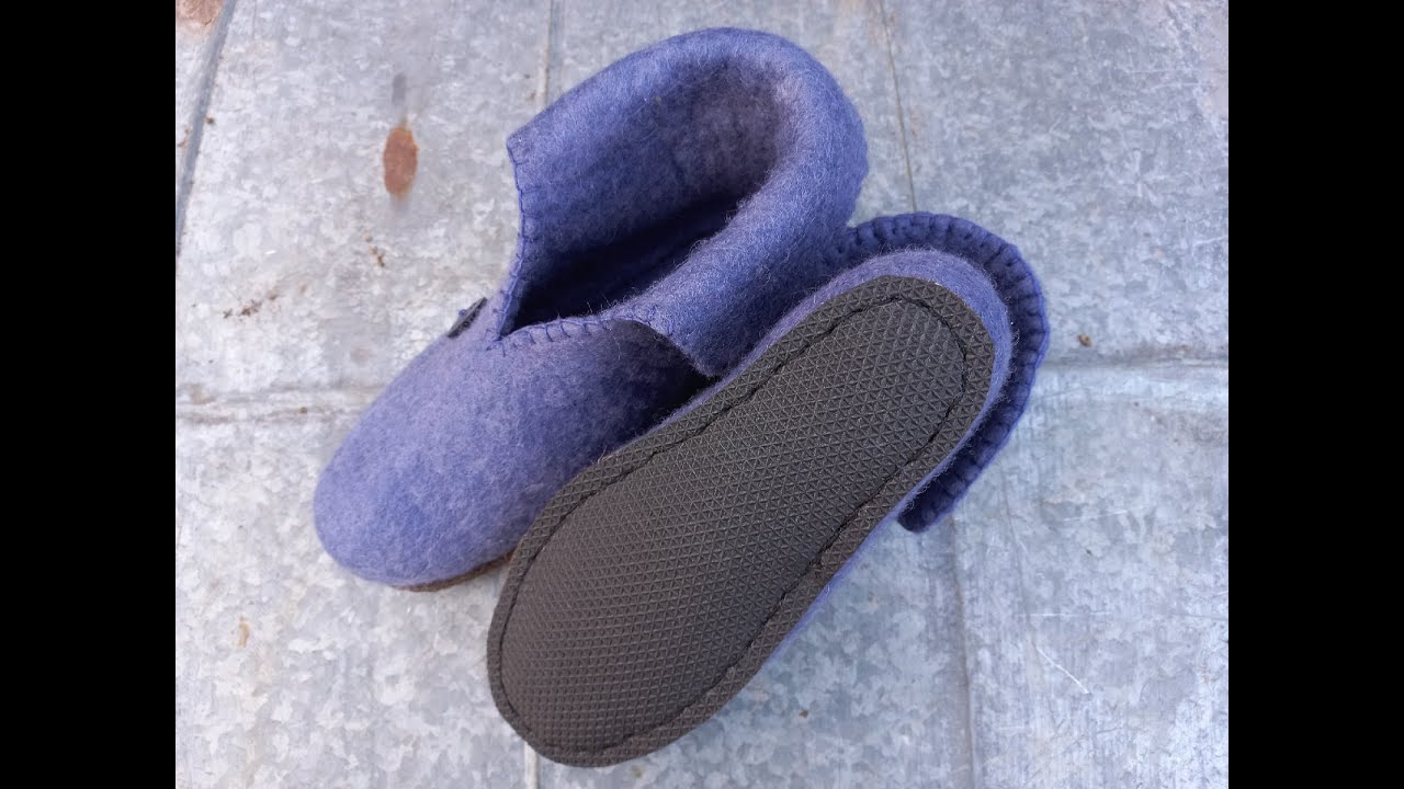 Пришивание подошвы к валяным чуням.