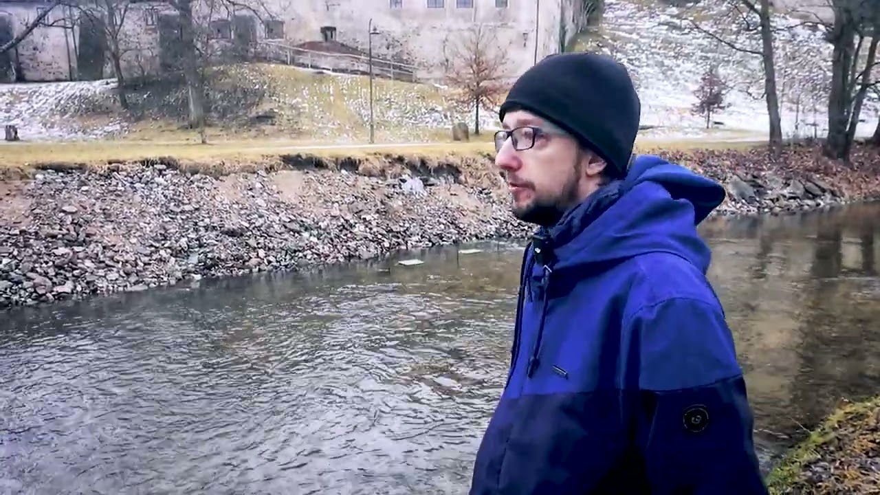 Bagr v potoce po výtěru ryb. Zásah Povodí Vltavy na Polečnici.