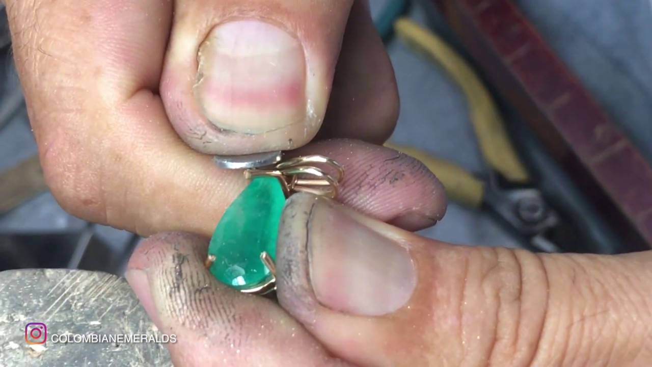 HOW TO HAND MAKE A SOLITAIRE GOLD PENDANT