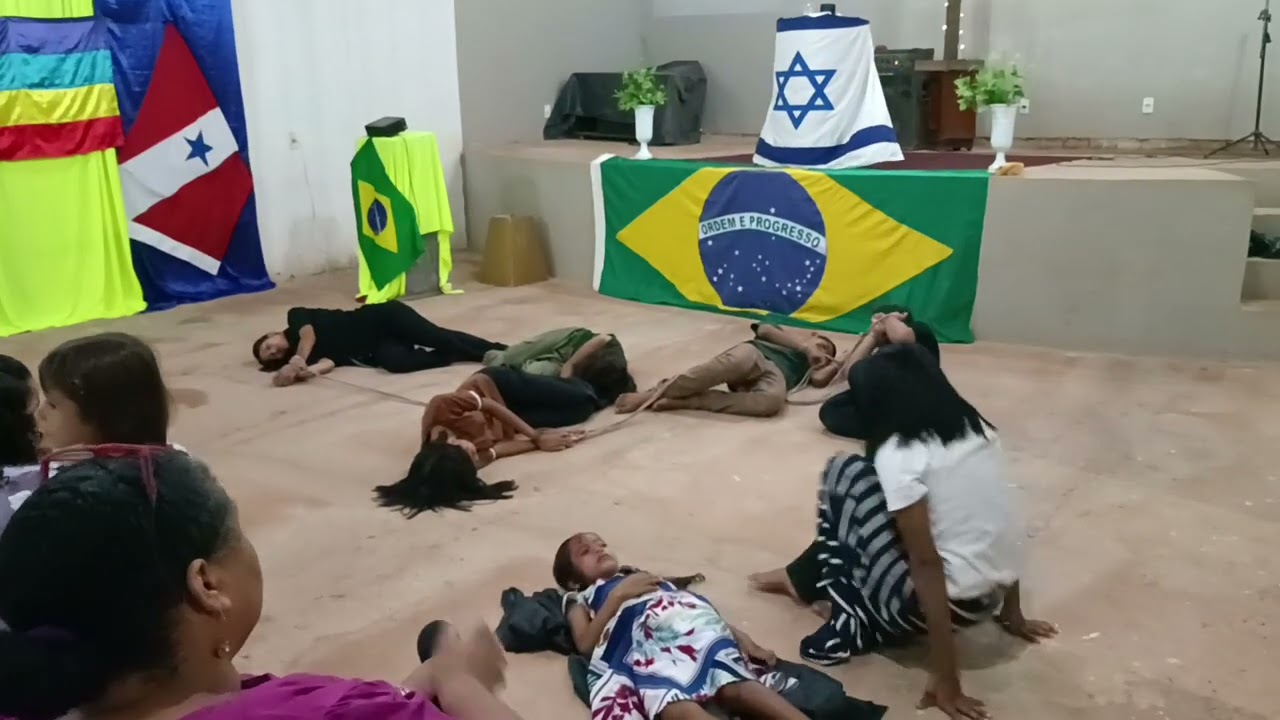 Peça à igreja perseguida. Igreja quadrangular.