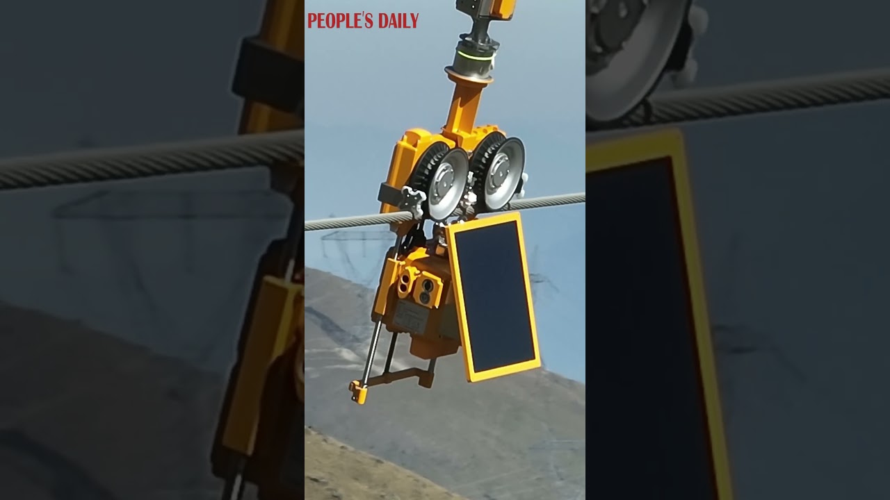 A solar-powered robot clears ice while gliding along a power line at 3,300 meters in Sichuan
