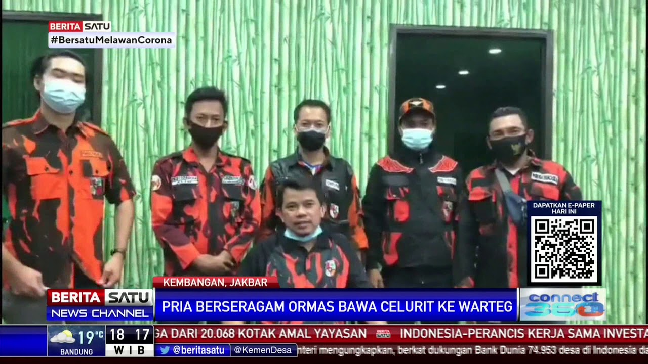 Pria Berseragam Pemuda Pancasila Bawa Clurit ke Warung Makan