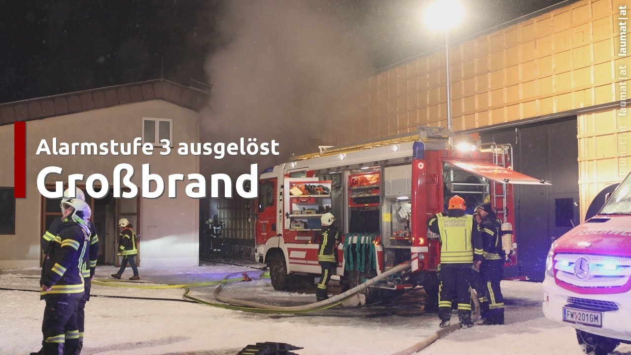 Alarmstufe 3: 14 Feuerwehren bei Brand bei einem Unternehmen in Kirchham im Einsatz