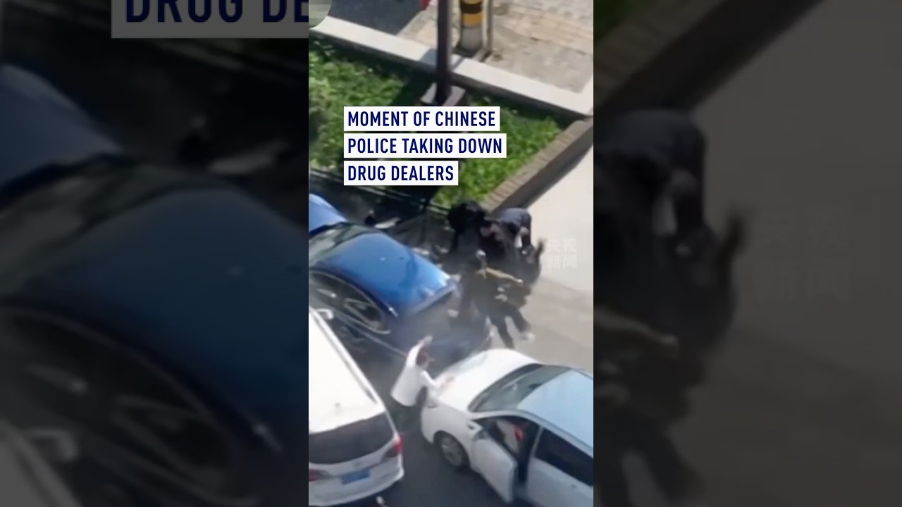 Moment of Chinese police taking down drug dealers