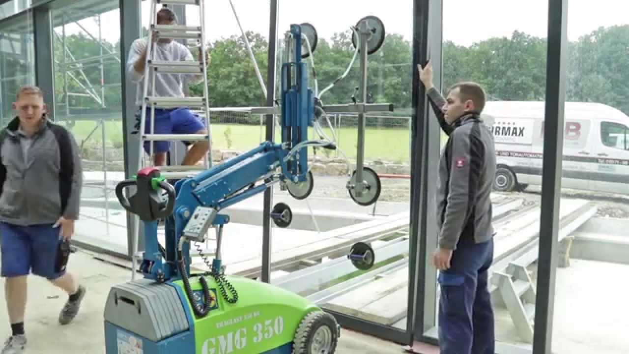 Einbau von Automatiktüren in privater Autoausstellung
