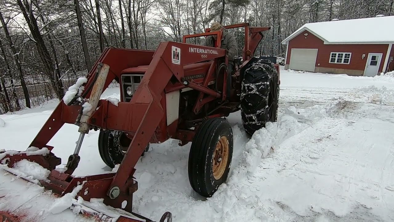 Tractor - Moving Snow With The International 444