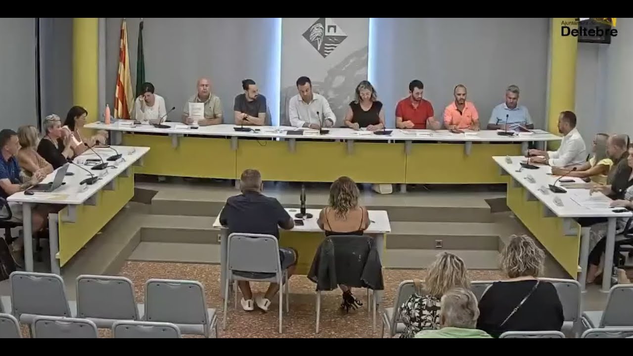 El moment en què Deltebre suspèn el ple per l'accident en què han mort dos motoristes