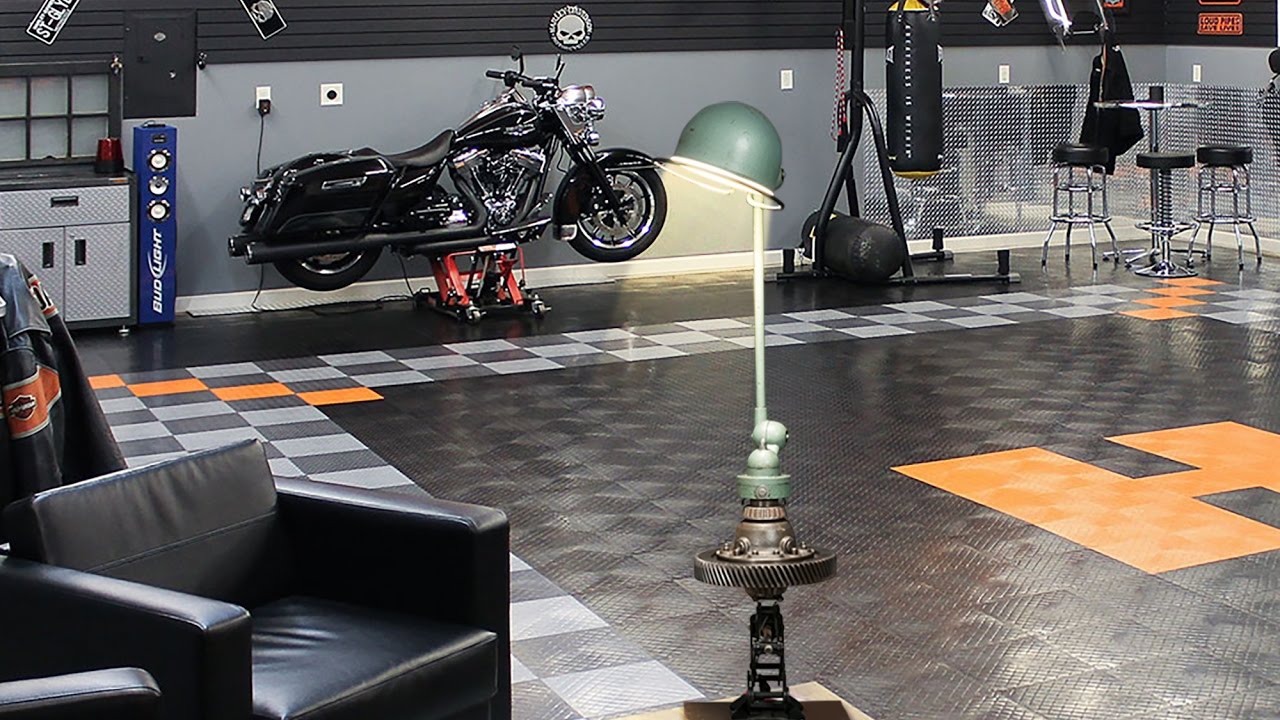 Atelier du Loft. Diff&eacute;rentiel soud&eacute; sur lampe Jield&eacute;. D&eacute;co garage