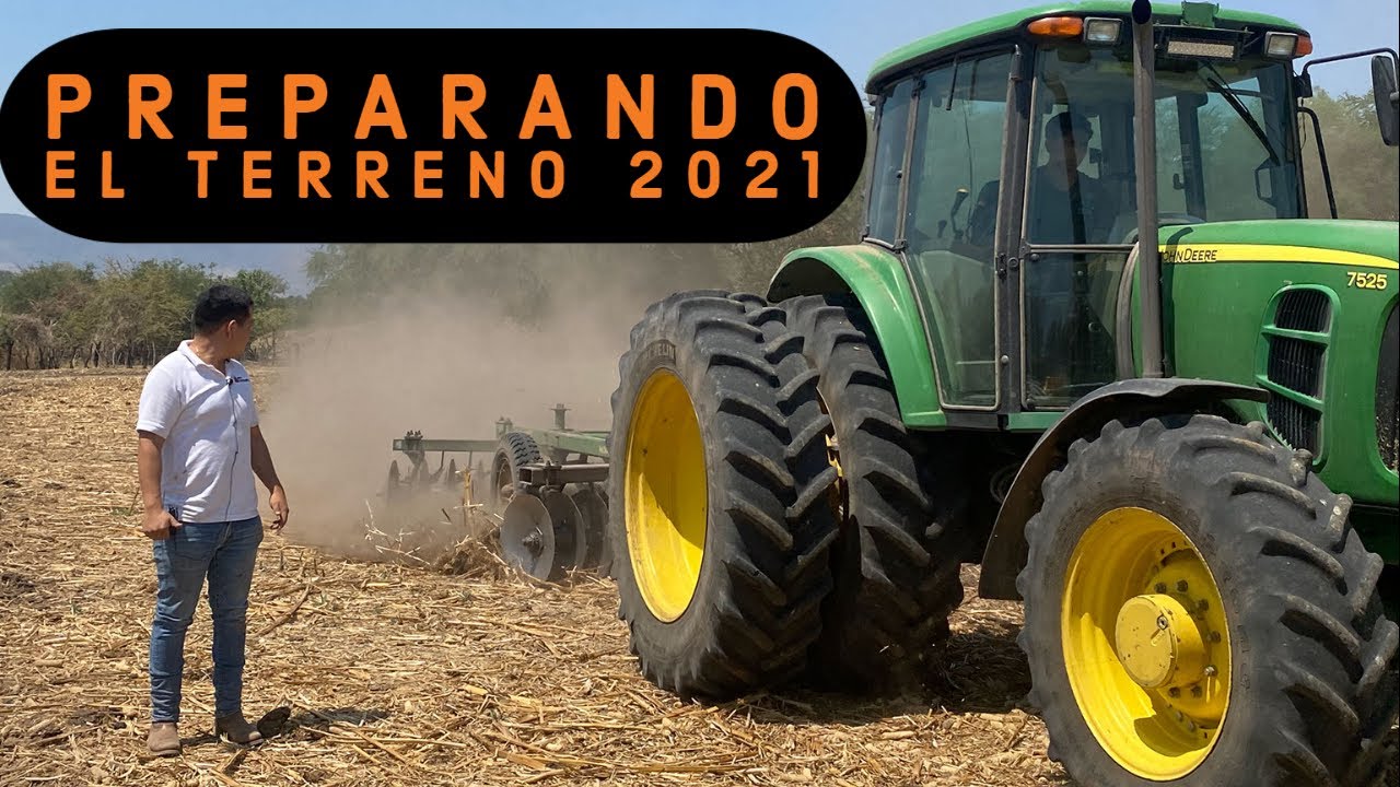 Implemento Agrícola rastra Preparando el terreno con tractor john deere para la siembra de maíz 🌽