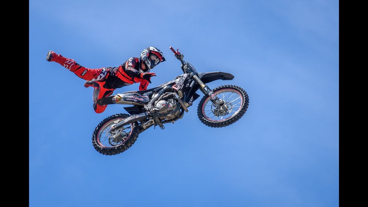 Stunt motorcycle daredevils thrill audiences at Cactus Jalopies