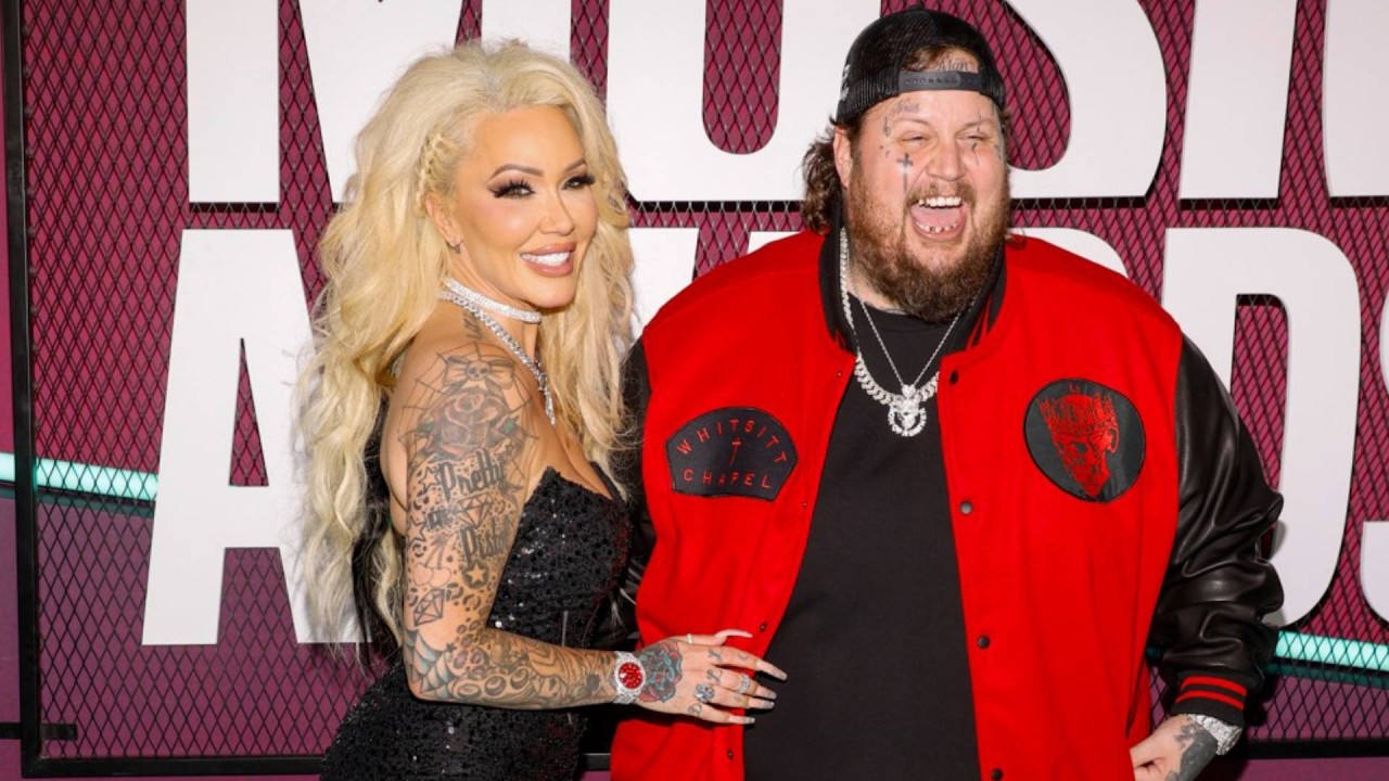 Jelly Roll подогревает слухи о разрыве неожиданным изменением в Instagram