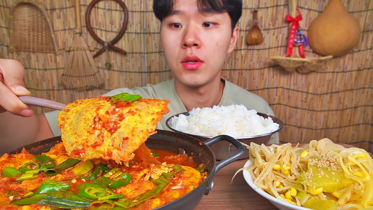 전찌개 만들어 명절에 남은 음식 처리 쫌 하겠습니다..! JEONJJIGAE KIMCHI KOREAN FOOD ASMR MUKBANG.