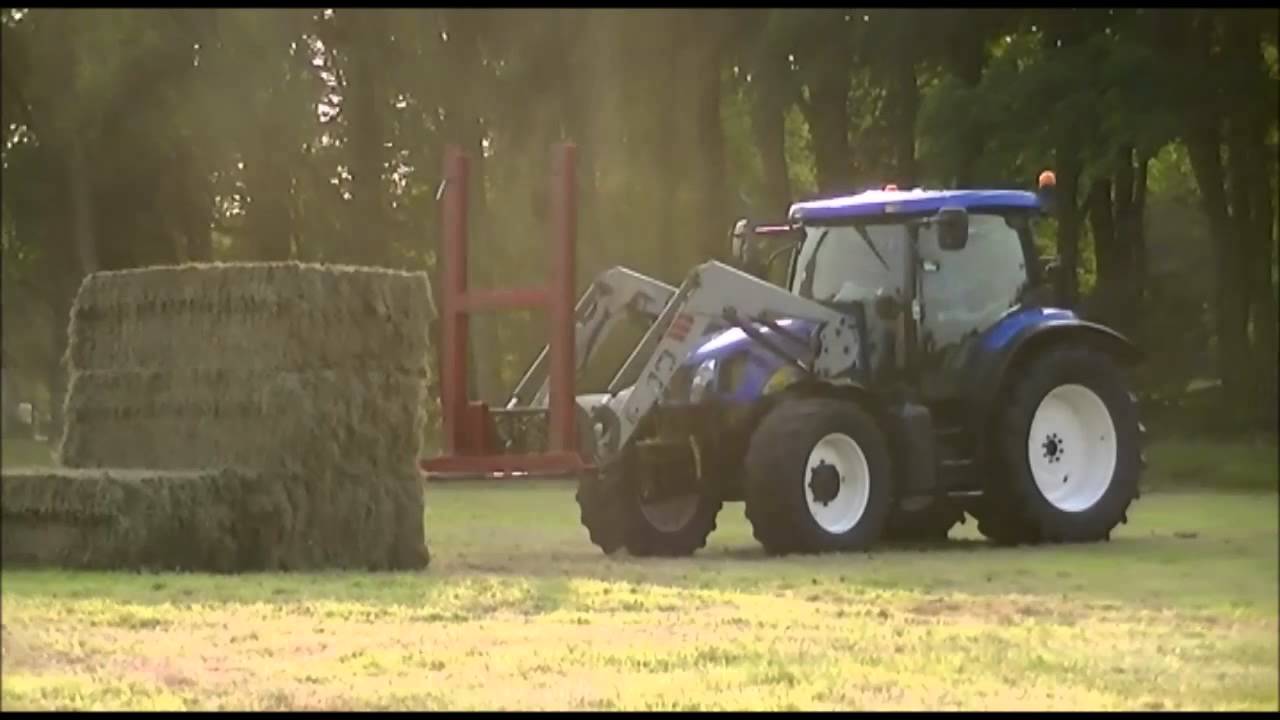 Hooibalen laden met New Holland T6010 + 6030