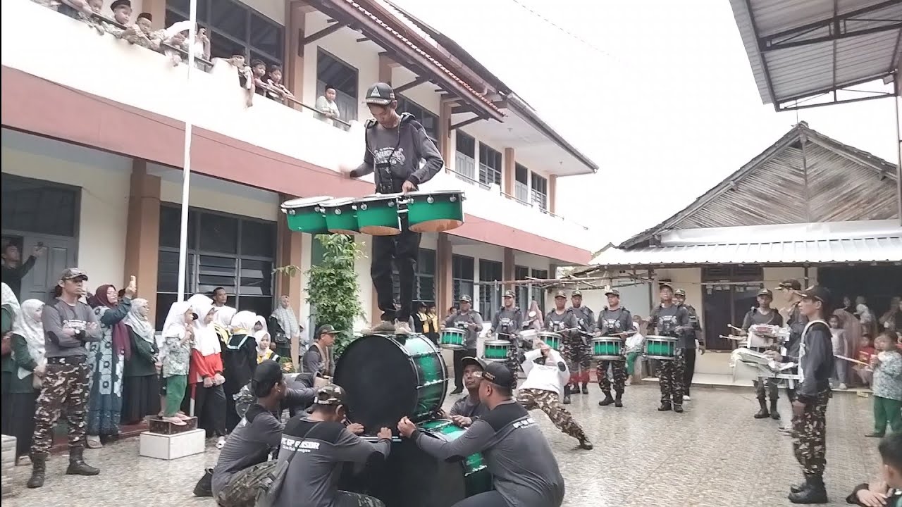 AKTRAKSI MARCHING BAND KIJOKO REKSO DI ACARA KIRAB WISUDA TPQ AR ROHMAN BANYURIP PEKALONGAN
