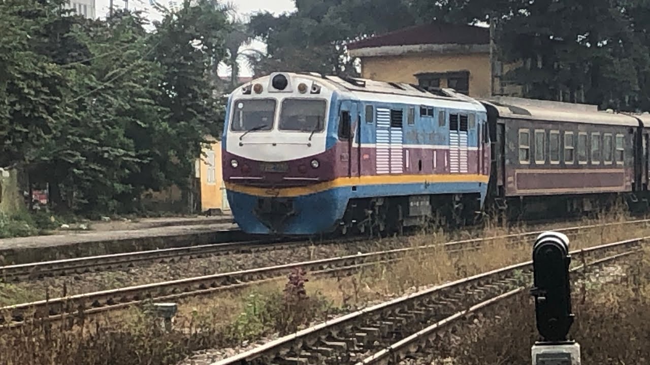 D19e976 kéo tàu khách sp8 vào đường chính tuyến