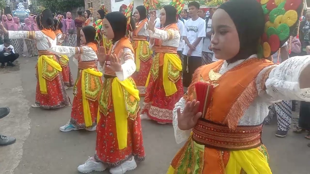 KARNAVAL PLOSOSARI Aksi warga tirim