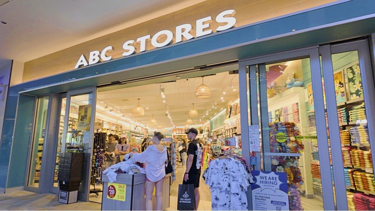 【4K】𝐖𝐀𝐋𝐊 🇺🇸 ABC Stores inside the International Market Place in Waikiki, Hawaii 🏖️🌺🌞