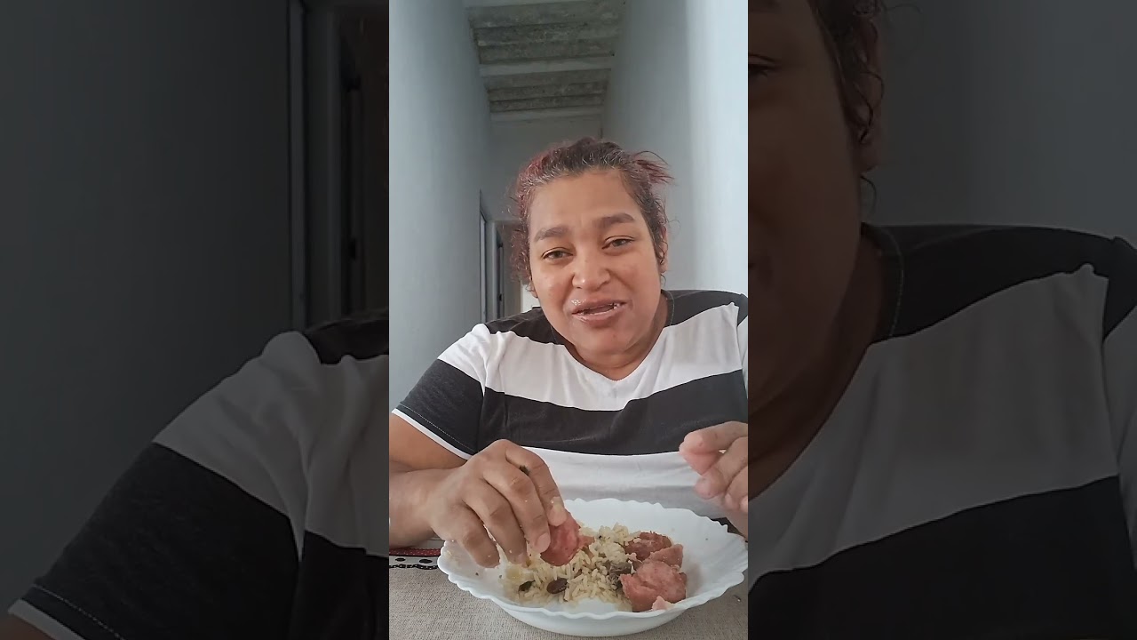 Oi gente vamos almoçar gente fiz um baião de dois com fava e linguiça frita delicioso#😋