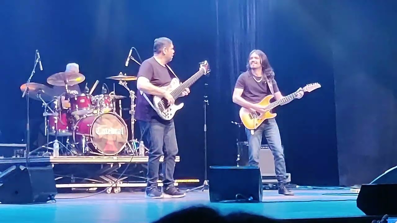 Julio Cezar e Ozielzinho tocando Playland e Under God's Grace