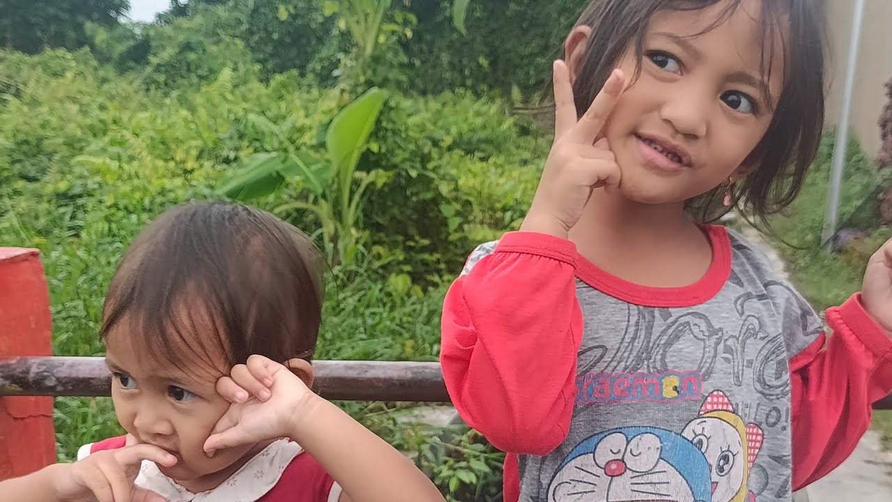 Jalan jalan pagi, lihat ikan di sungai kecil. #anakanak #anaklucu 