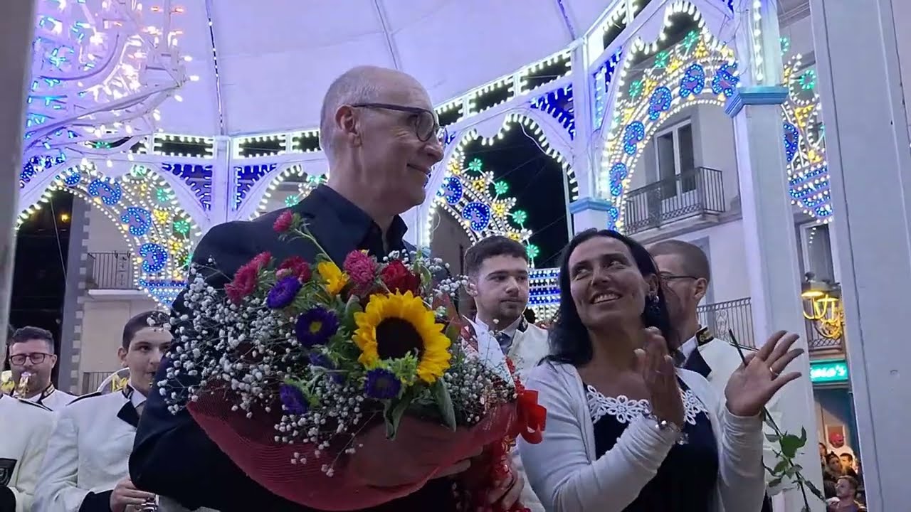 Maria Caricati omaggia il Maestro Michele Milone, direttore della Banda 