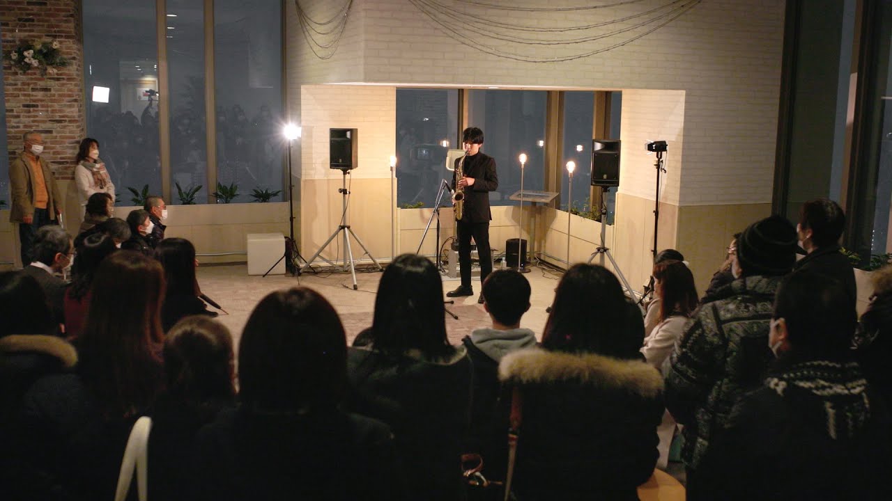 夜景が見える展望台ロビーで「最後の雨」をサックス演奏してみたら沢山の方に集まって頂けて感動の展開に...