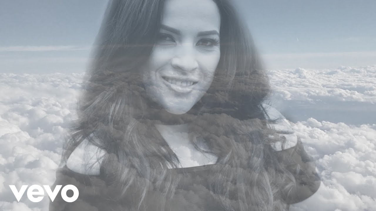 Carmen Ríos - Fingiendo Amor (Lyric Video)