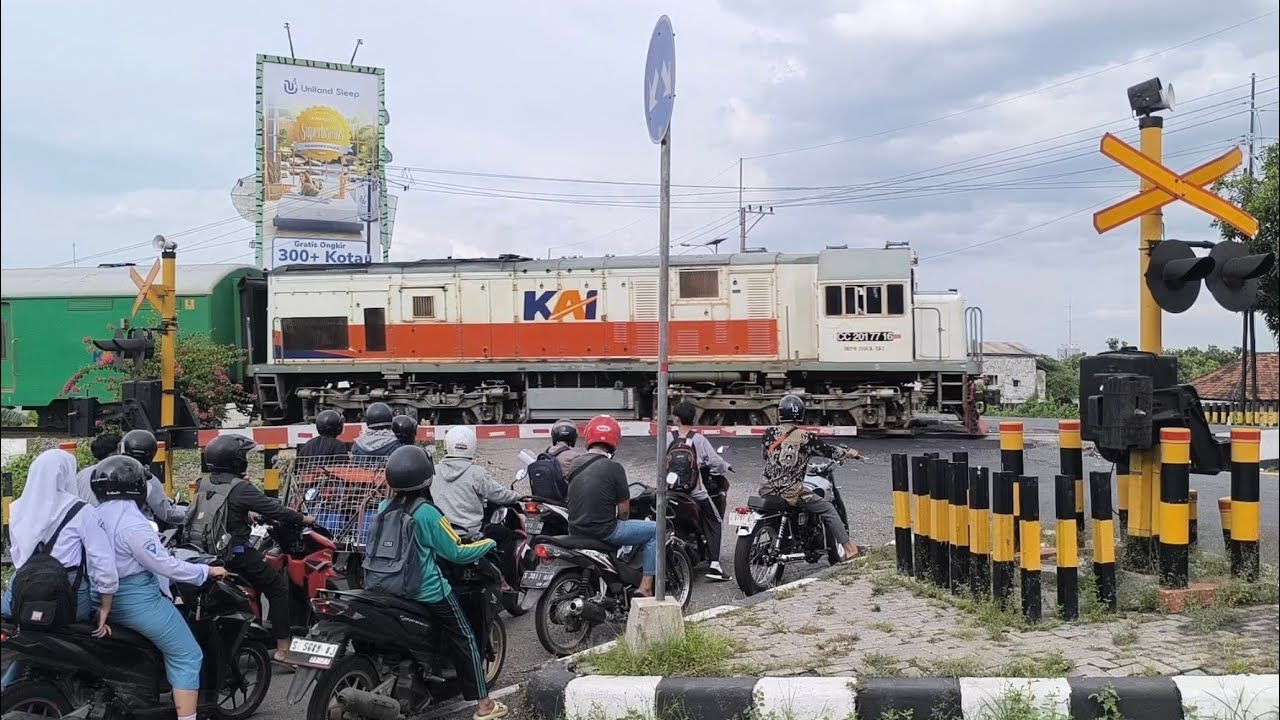 TIGA PALANG PINTU KERETA API BRA'AN, MENGKRENG, KABUPATEN KEDIRI