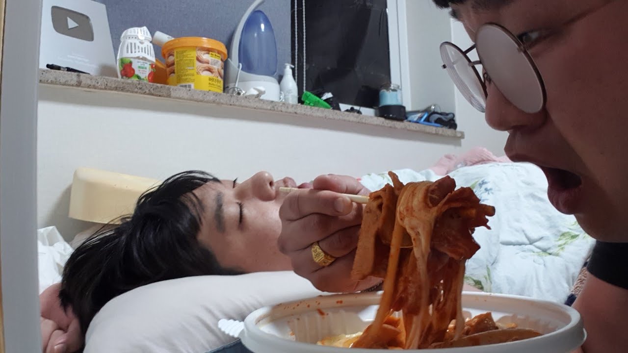 잠자는 친구옆에서 치즈폭탄 엽떡+시크릿 반반닭다리 먹방.