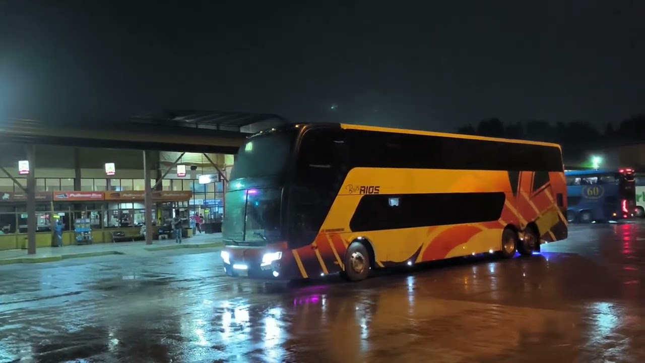 Buses saliendo del Terminal Rodoviario Temuco. Buses Ríos.