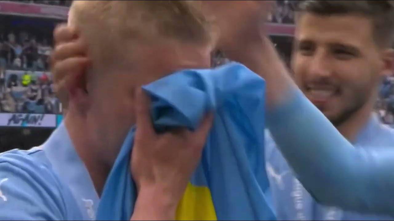Zinchenko celebration with flag of Ukraine