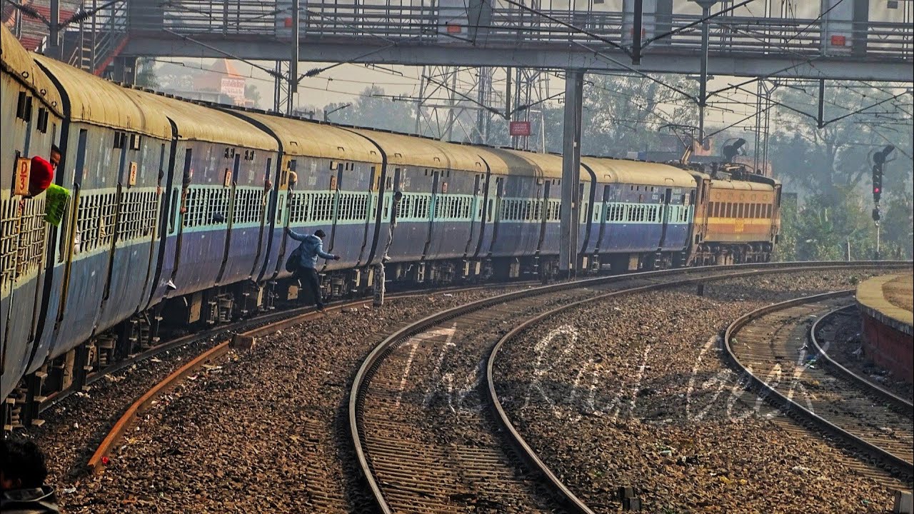 Entering GORAKHPUR JUNCTION Onboard LUCKNOW Jn - PATLIPUTRA Superfast Exp.