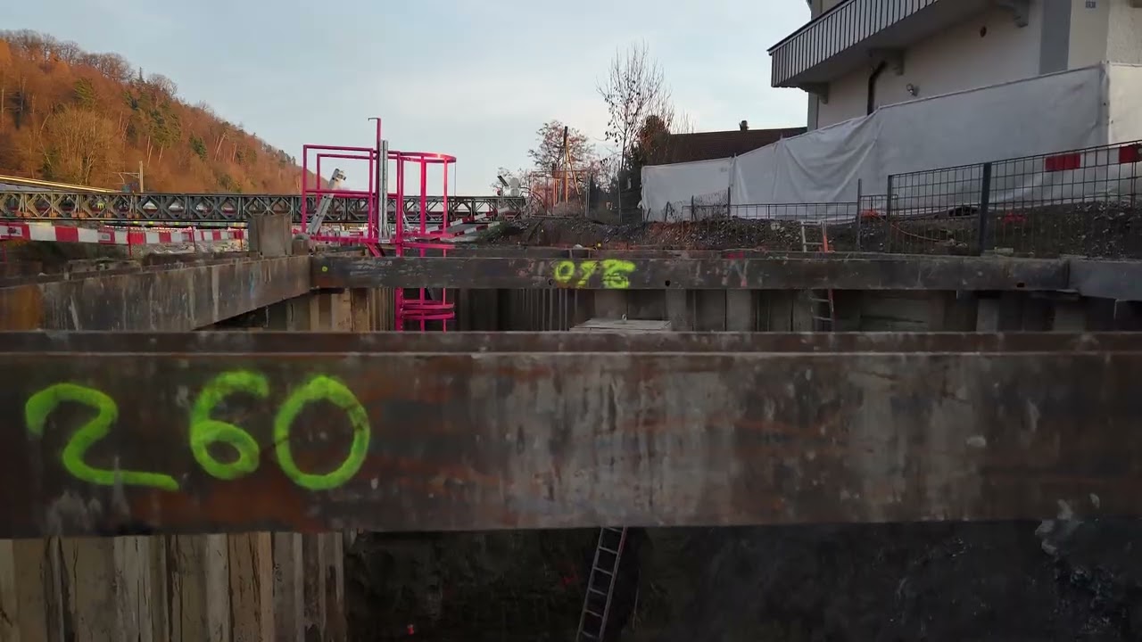 2025-12-11 Neubau Sensebrücke, linke Flussseite. Blick in Baugrube (Brückenfundament, Stützmauern)