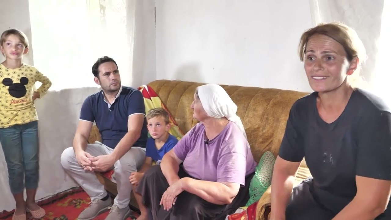 4 jetimet te izoluar mes maleve dhe mjerimit vizitohen nga Elvisi dhe disa mysafire.