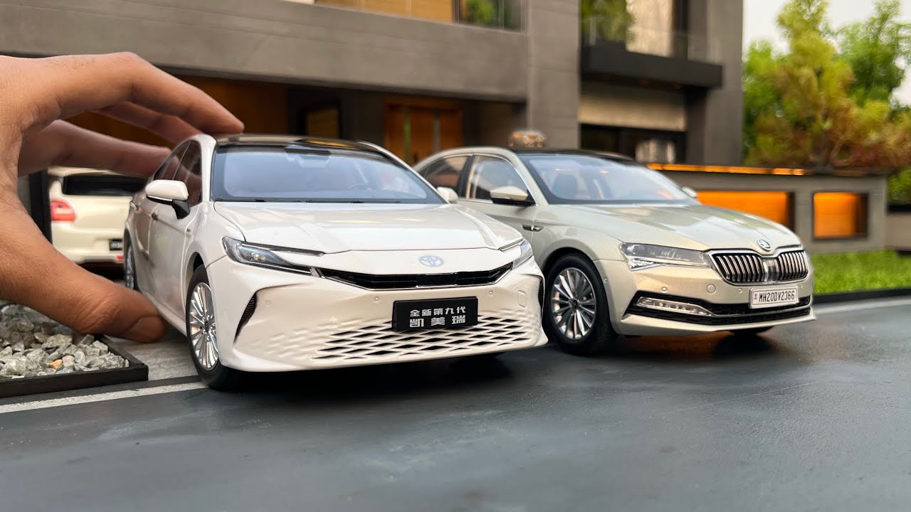 Mini Toyota Camry v Skoda Superb 1/18 Scale | Everyday Sedans | Diecast Model Cars