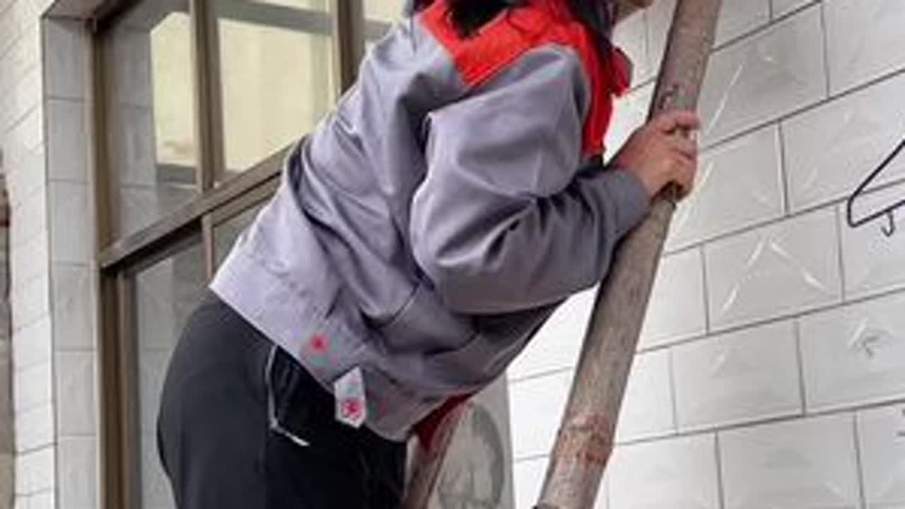 带着孩子去做维修🧰 #正能量 #手机#手机充电线@DOU+小助手