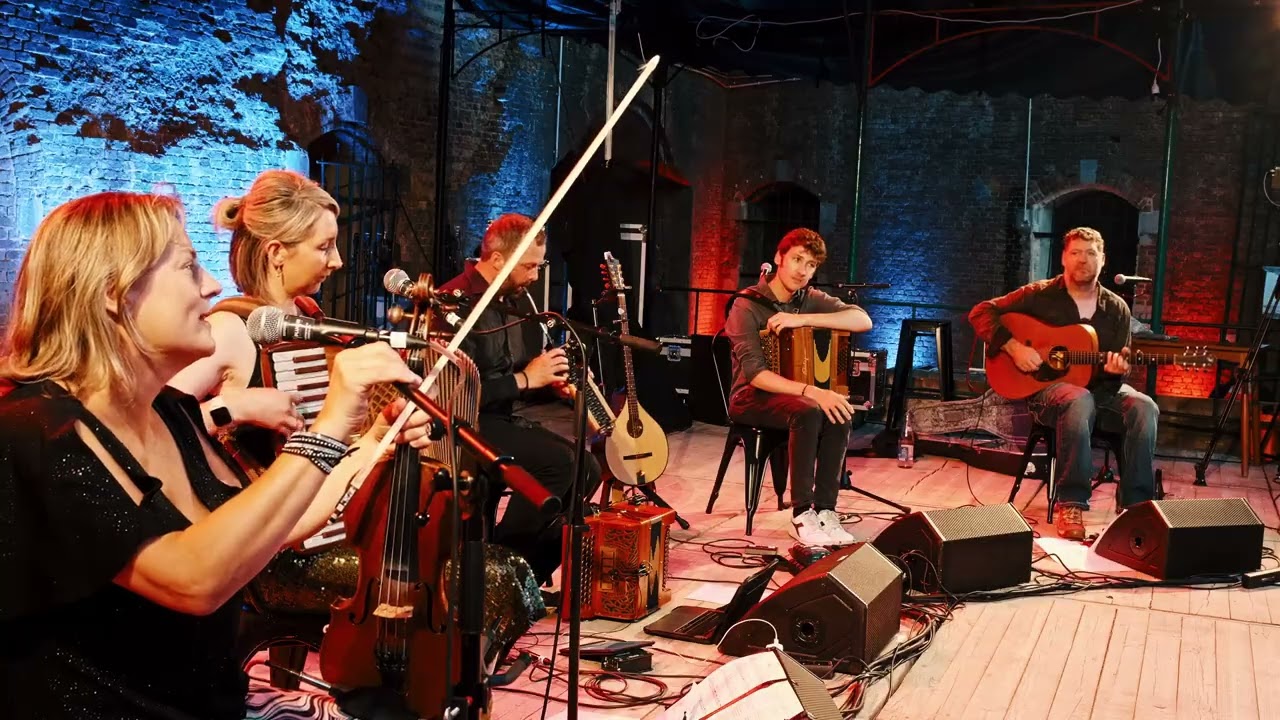 Airboxes feat. Eilidh Shaw, Amy Henderson & Ross Martin 'Better off dead' @merodefestivalconcerten