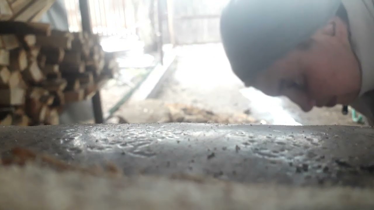 Снимаю новое видео я рублю дрова в деревне я помогаю дедушке