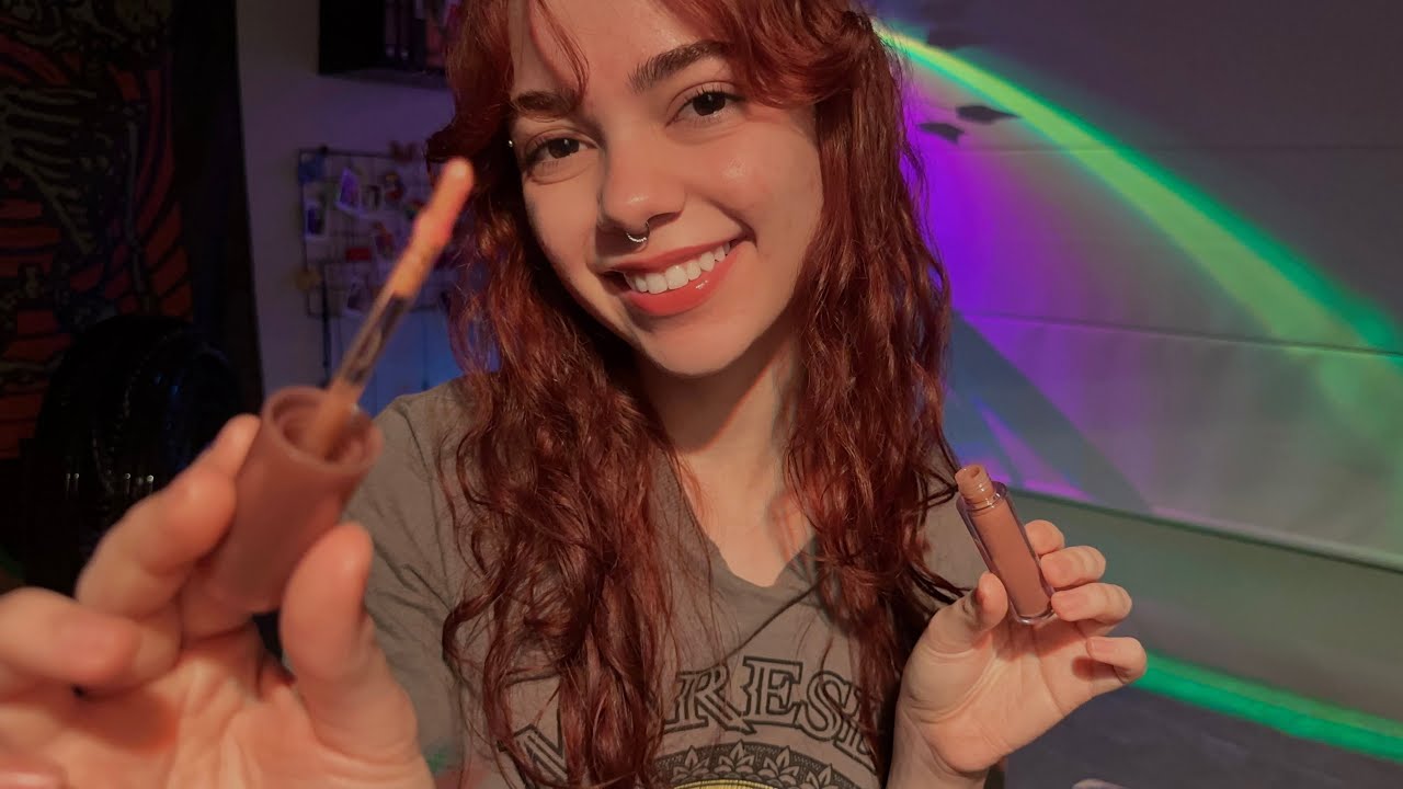 ASMR | Te contando uma fofoca enquanto faço sua maquiagem - inaudível