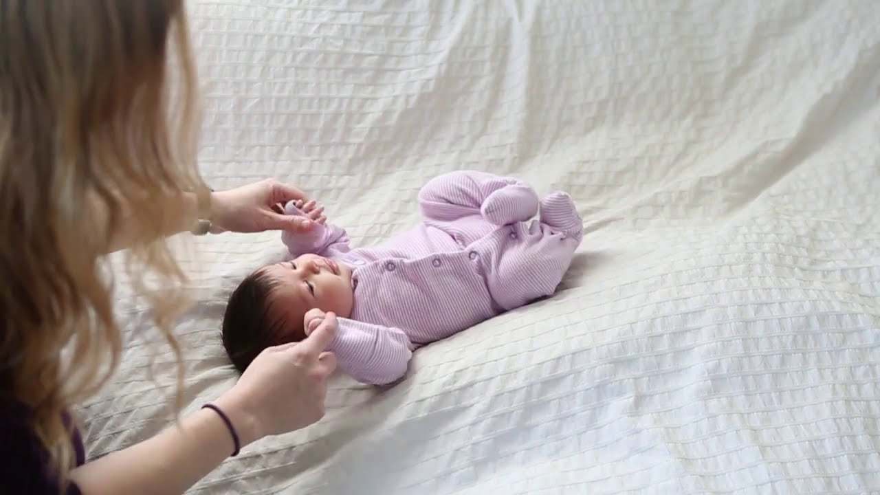 How to do a beautiful and safe newborn shoot in your own home by Vail Fucci