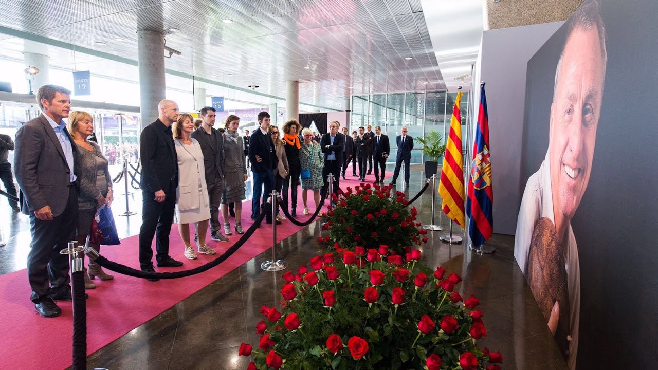 Cruyff’s family visits Johan Cruyff Memorial at Camp Nou