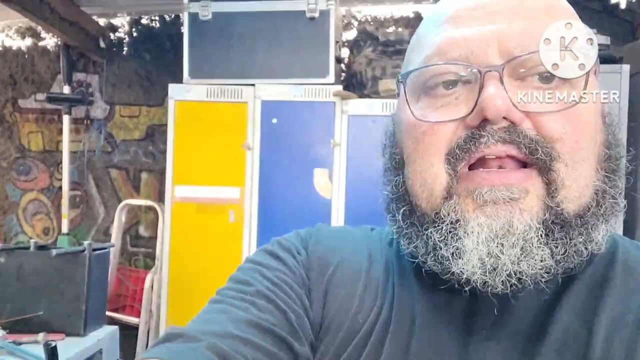 Acabamento final do fio da faca em roda de couro